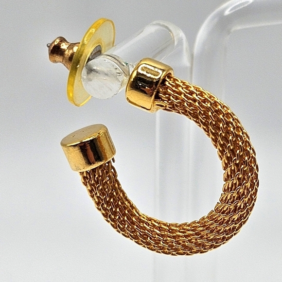 VINTAGE Elegant Gold Plated Mesh Hoop Post Back Earrings - Picture 5 of 5